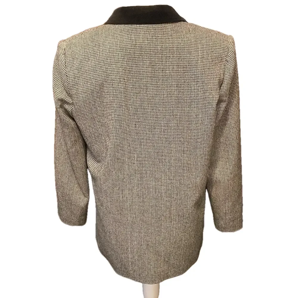 SAG Harbor petite black and white blazer Size 8P